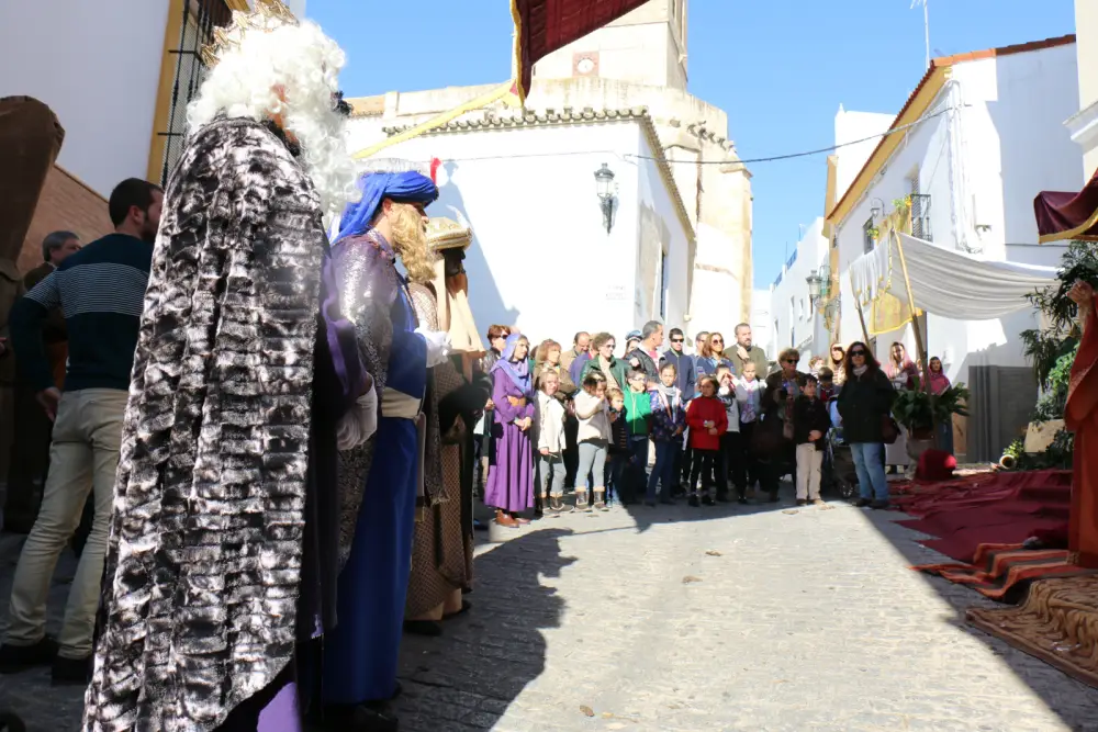 Personajes y visitantes en las calles estrechas de la zona árabe